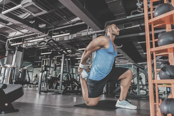 Ubarbert mann som driver idrett i gymsalen – stockfoto
