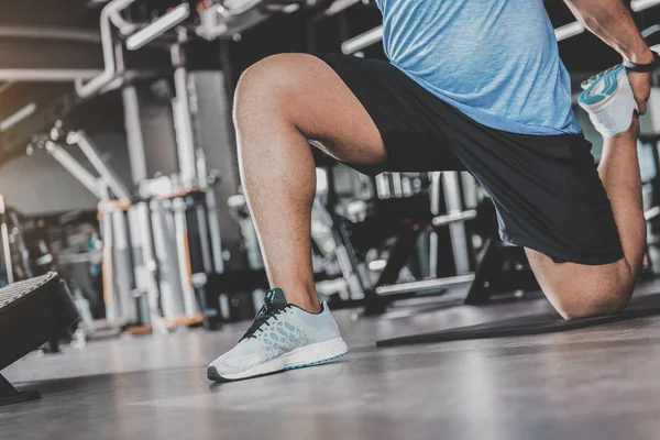 En mann som øver på sport i koselig gymsal – stockfoto