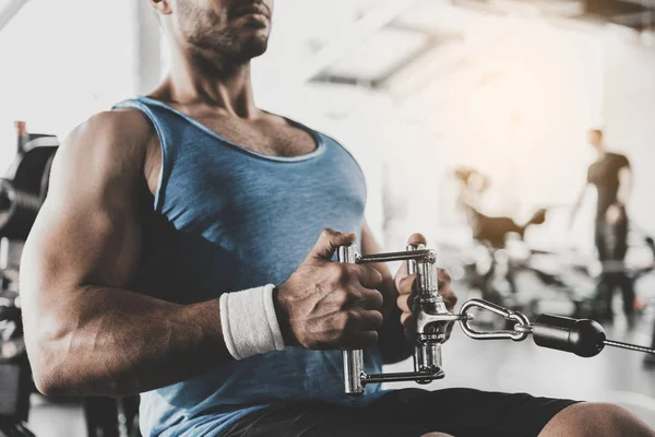 Masculino fazendo impulso inferior unidade — Fotografia de Stock