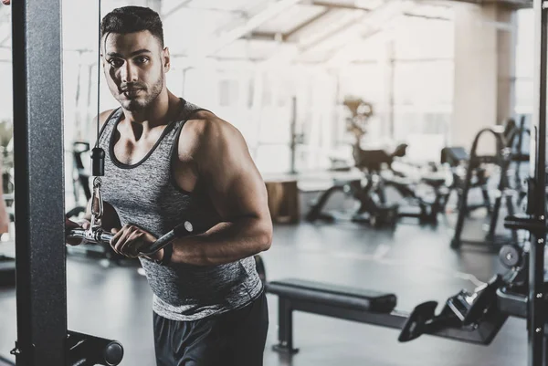 Gelassener Mann trainiert im Fitnessstudio für den Rücken — Stockfoto