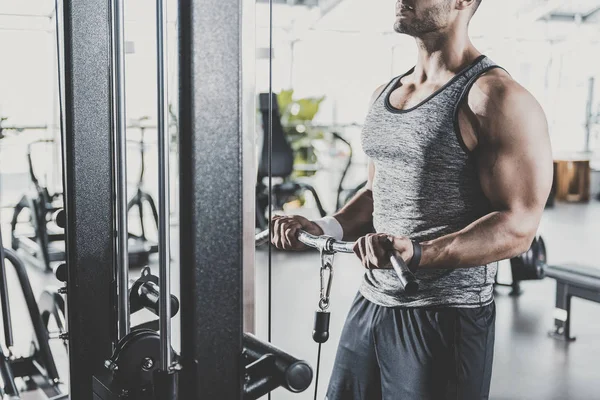 Manos masculinas ejercitándose en tríceps en gimnasio —  Fotos de Stock