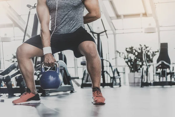Atlet ile kettlebell spor salonunda egzersiz — Stok fotoğraf