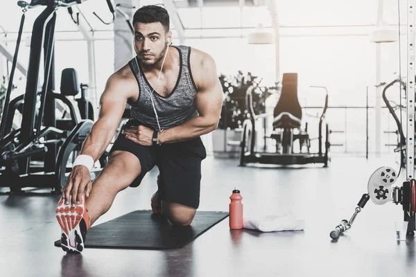 Ciddi sakallı adam alarak egzersiz