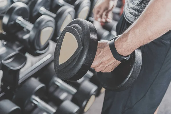 Adam el demir halter egzersiz için alarak