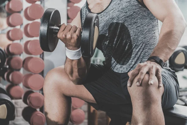 Demir dumbbells ile egzersiz erkek kol