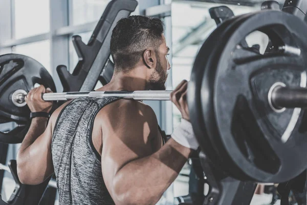 Sakin adam halter salonunda ile çömelme