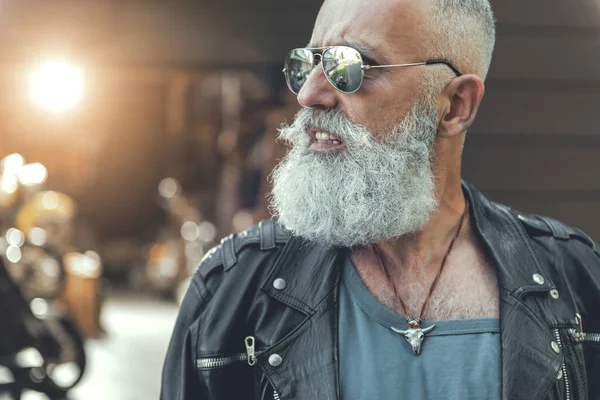 Motociclista de edad asegurada con gafas — Foto de Stock