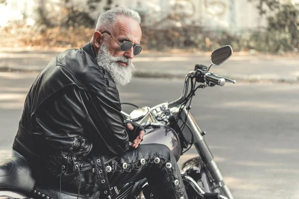 Hombre viejo interesado listo para montar en motocicleta —  Fotos de Stock