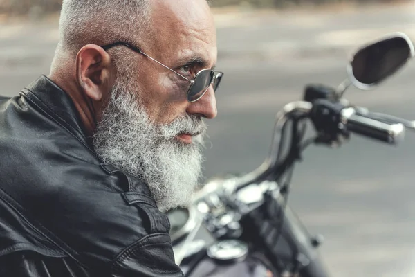 Concentrated old man at motorbike — Stock Photo, Image