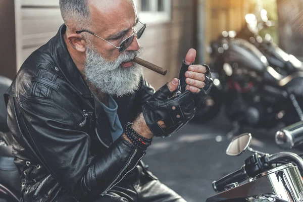 Old biker wants to smoke — Stock Photo, Image