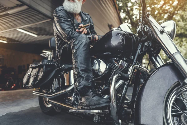 Alter bärtiger Mann auf Motorrad — Stockfoto