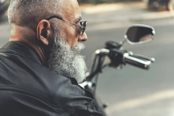 Vieille personne masculine sur moto — Photo