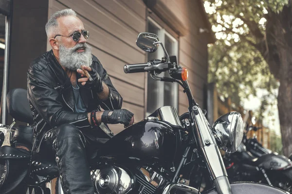 Komik gülümseyen yaşlı adam duman koruma