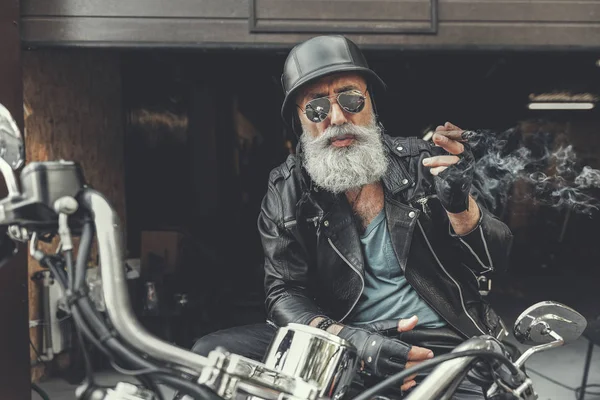 Anciano barbudo hombre descansando en bicicleta — Foto de Stock