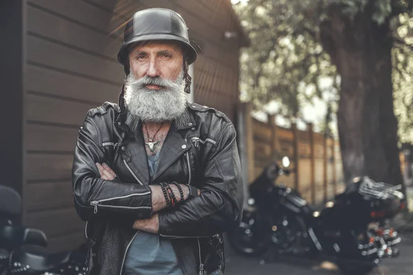 Kask içinde neşeli gülümseyen yaşlı adam