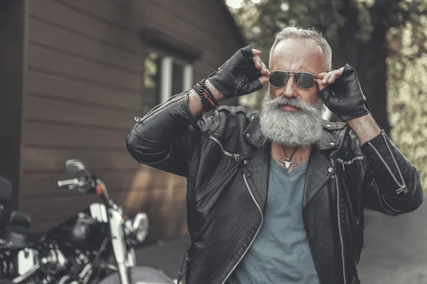 Mature male person wearing sunglasses — Stock Photo, Image