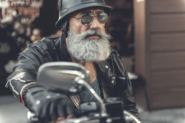 Assured aged man ready for trip — Stock Photo, Image