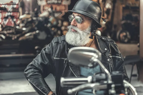 Baktılar ihtiyar binmek için hazır