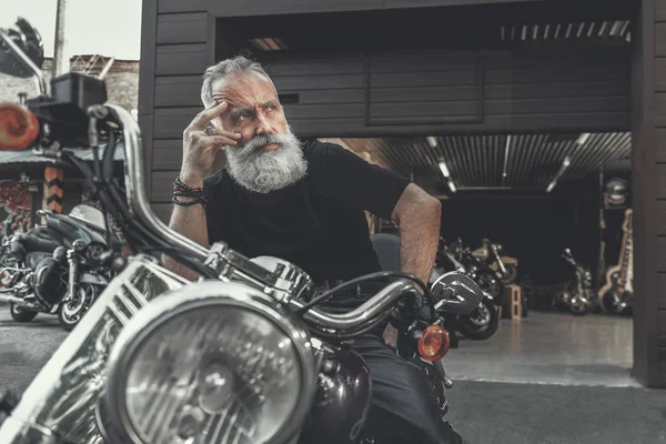 Düşünceli yaşlı adam binmek için hazır