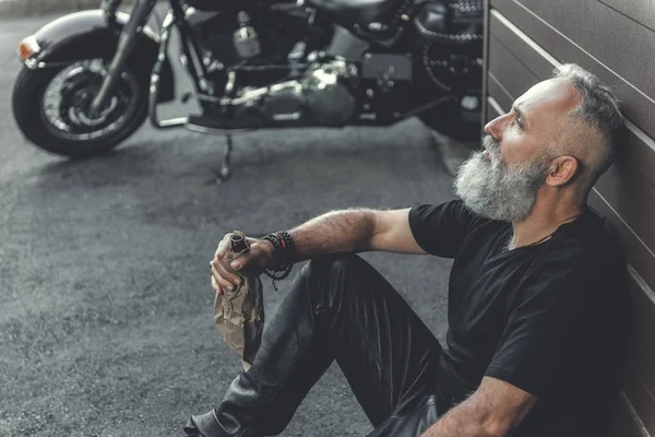 Yaşlı adam içmeye giderken yorgun