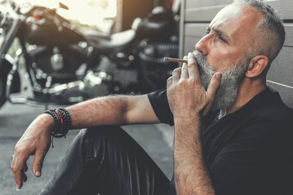 Yorgun olgun sakallı adam Sigara