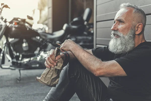 Dinlenme dikkatli olgun adam