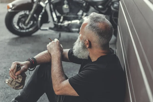 Entspannte ältere männliche Person hält Zigarre — Stockfoto