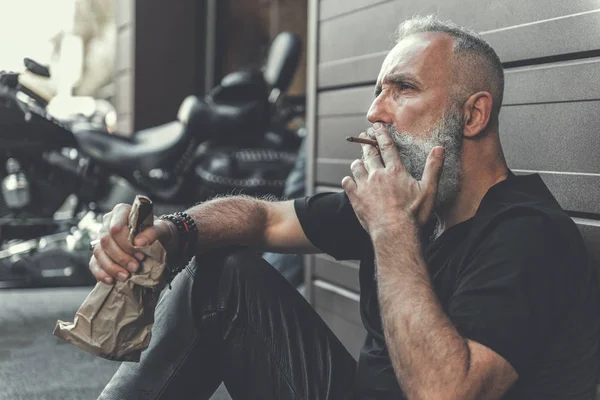 Düşünceli eski erkek kişi kötü alışkanlıkları vardır