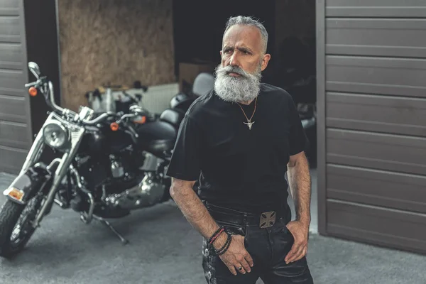 Ciddi yaşlı adam birini bekliyor