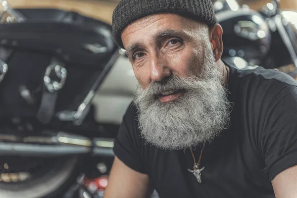 Glad old male person in garage — Stock Photo, Image