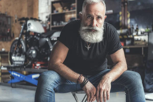 Garajda baktılar yaşlı adam