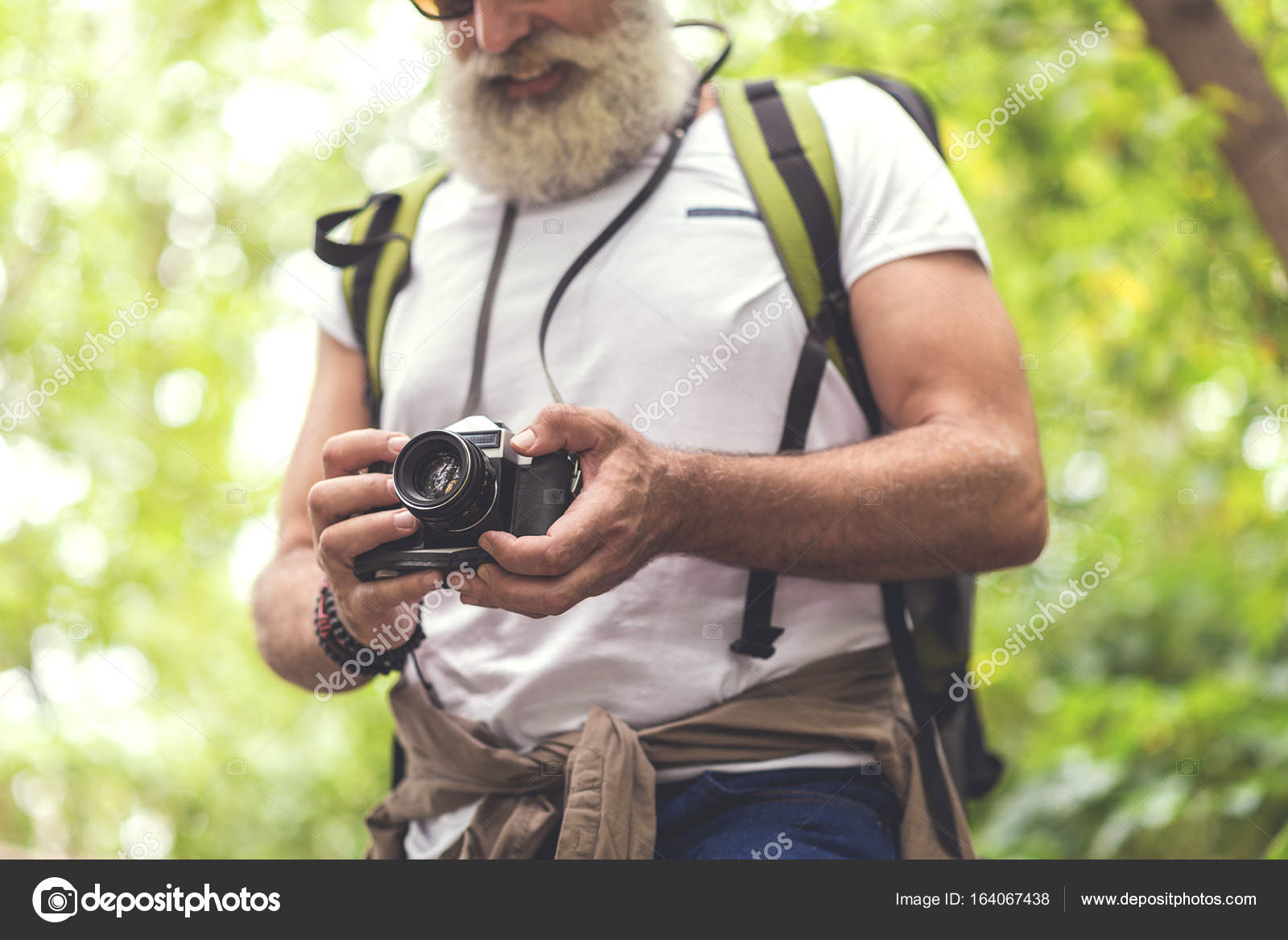 Joyeux Touriste Mature Prenant Des Photos De La Foret Image Libre De Droit Par Iakovenko123 C