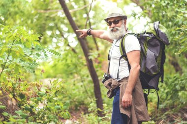 Neşeli üst düzey turizm seyahat ormandaki zevk