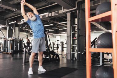 Hoş eski erkek spor kulübü egzersizleri yapıyor