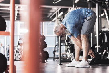 Hoş eski erkek egzersiz modern spor kulübünde geçiriyor