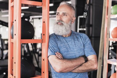 Sakallı yaşlı erkek spor kulübünde dinleniyor