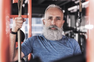 Kendine güvenen şık ihtiyar aktif yaşam tarzının tadını çıkartıyor