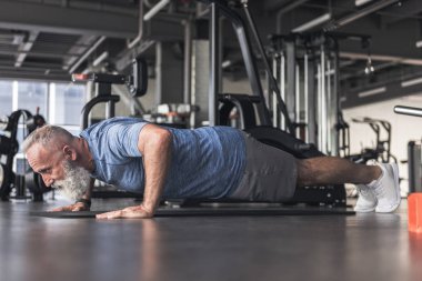 Konsantre eski erkek egzersiz geçiriyor