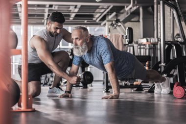 Konsantre eski erkek egzersiz spor merkezinde yaşıyor