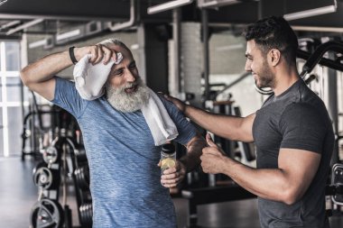 Olumlu erkek dostu iletişim modern spor salonunda yaşıyorsanız