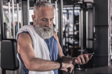 Olumlu eski erkek spor Merkezi'nde zaman harcamaktadır
