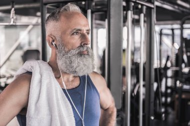 Kendine güvenen şık emekli spor merkezinde dururken düşünüyorum