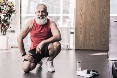 Neşeli komuta sizde gülümseme ile iyi eğitim sonra dinlenme