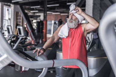 Hoş kıdemli erkek çalıştırdıktan sonra dinlenmek için zaman ayırdığınız