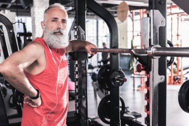 Ciddi eski erkek modern spor merkezinde duruyor