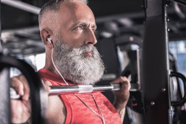 Şık emin olgun erkek spor Atletizm Merkezi keyif alıyor