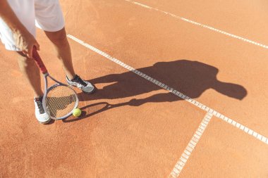 Adam Tenis oynamak için hazır
