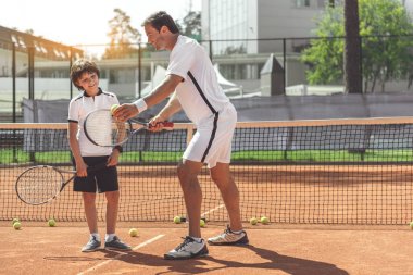 Oğlum için ilginç tenis dersi