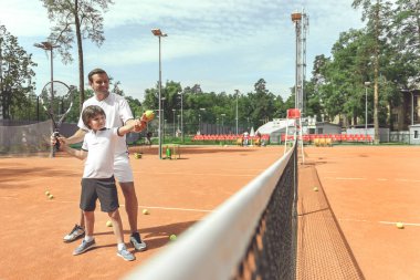 Neşeli eğitmen öğrenci sarayında öğretim