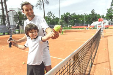 Öğrenci sarayında yakınındaki komik gülümseyen eğitmen